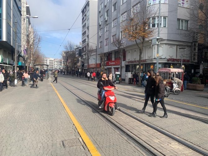 İ̇ki Eylül Caddesi’nde Yasağı Umursayan Yok