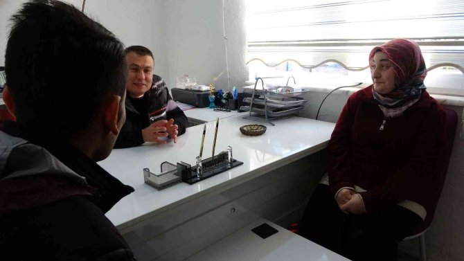 Çalıştığı Fabrikadan Gelinliğiyle Çıktı