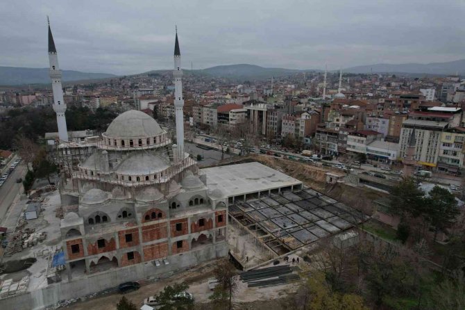 Suluova’da Trafiğe Nefes Aldıracak Otoparkın İnşası Sürüyor
