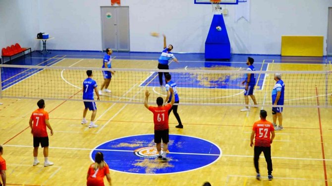 İ̇lkadım Belediyesi Birimler Arası Voleybol Turnuvası Başladı