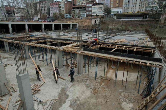 Suluova’da Trafiğe Nefes Aldıracak Otoparkın İnşası Sürüyor