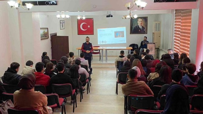 Öğrencilere Siber Suçlarla Mücadele Anlatıldı