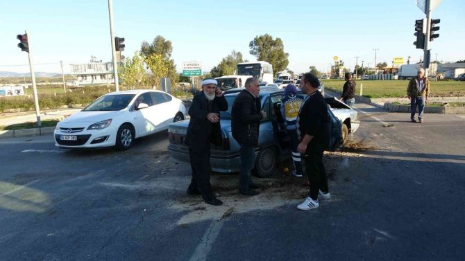 Önündeki Araç Kırmızı Işıkta Durunca Otomobiliyle Kaldırıma Çarptı: 2 Yaralı