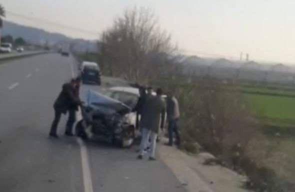 Kadın Sürücü Direksiyon Hakimiyeti Kaybetti Bariyerlere Çarptı