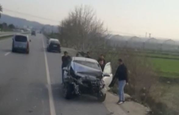 Kadın Sürücü Direksiyon Hakimiyeti Kaybetti Bariyerlere Çarptı