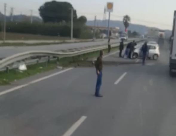 Kadın Sürücü Direksiyon Hakimiyeti Kaybetti Bariyerlere Çarptı