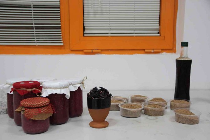 Bilecik’te Narın Reçeli Yapılırken Kalan Posasından Nar Unu Elde Ediliyor