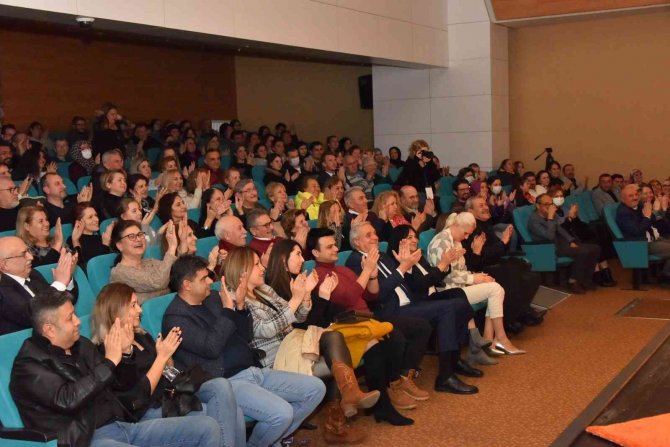 Bozüyük Belediye Tiyatrosu’nun Sahnelediği “Ayrılık” Adlı Oyun Beğeni İle İzlendi