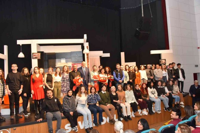 Bozüyük Belediye Tiyatrosu’nun Sahnelediği “Ayrılık” Adlı Oyun Beğeni İle İzlendi