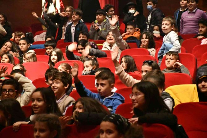 Çocuklar Türk Dünyası Kahramanlarını Tiyatro İle Öğrendi