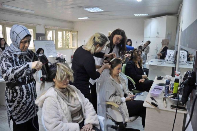 Çukurova Belediyesinin Kuaförlük Kursu İlgi Görüyor