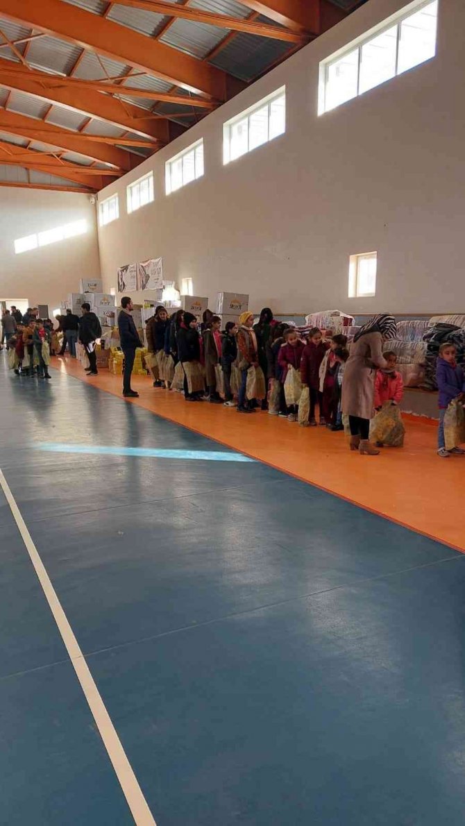 Dicle’de 3 Bin 500 Öğrenciye Kışlık Ayakkabı Ve Giysi Yardımı