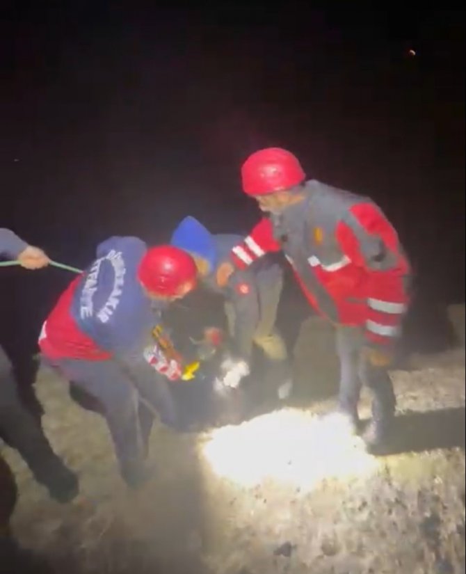 İ̇tfaiye Ekipleri, Dağda Mahsur Kalan Keçiyi 5 Saatlik Uğraş Sonucu Kurtardı