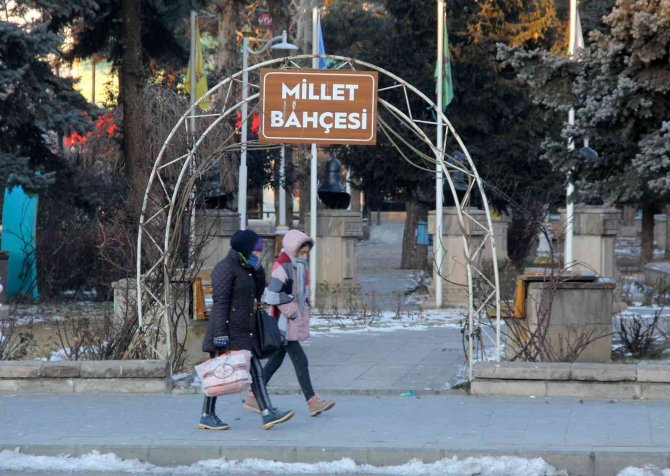 Erzincan’da Araç Camları Buz Tuttu