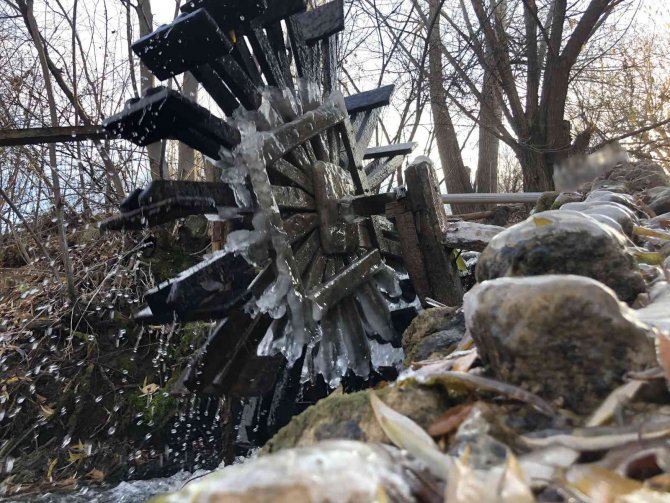 Erzincan’da Araç Camları Buz Tuttu