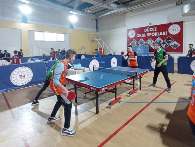 96 Sporcu Dereye Girmek İçin Raket Salladı