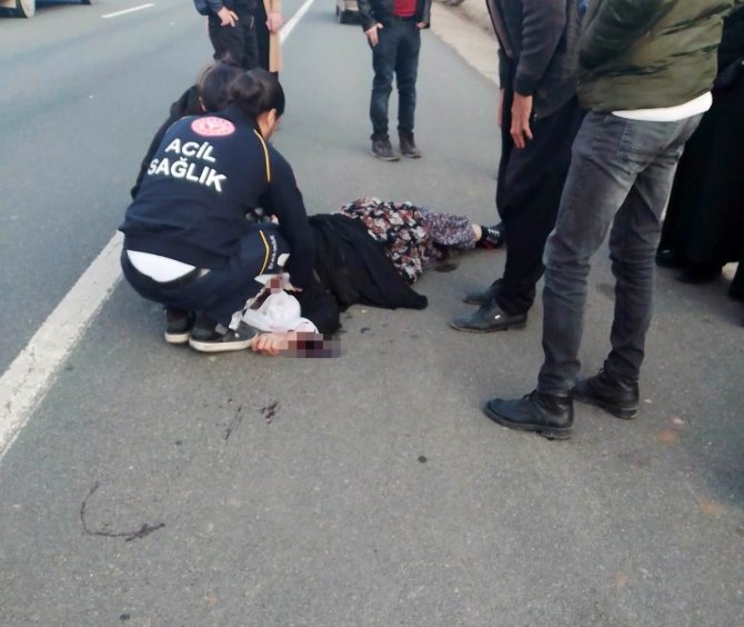 Elazığ’da Yolun Karşısına Geçmek İsteyen Kadına Otomobil Çarptı