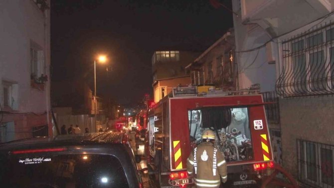 Fatih’te 3 Katlı Ahşap Bina Alev Alev Yandı