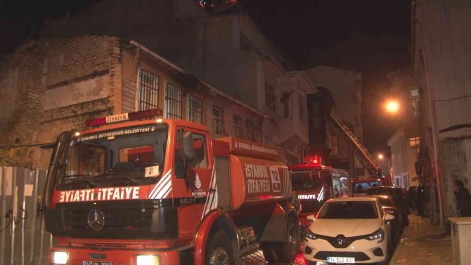 Fatih’te 3 Katlı Ahşap Bina Alev Alev Yandı