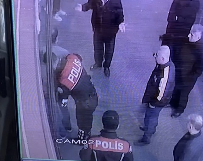 Fatih’te 8 Aylık Süs Köpeğine Bıçak Darbesi