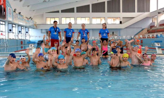 Geleceğin Milli Yüzücüleri Hedefe Kulaç Attı