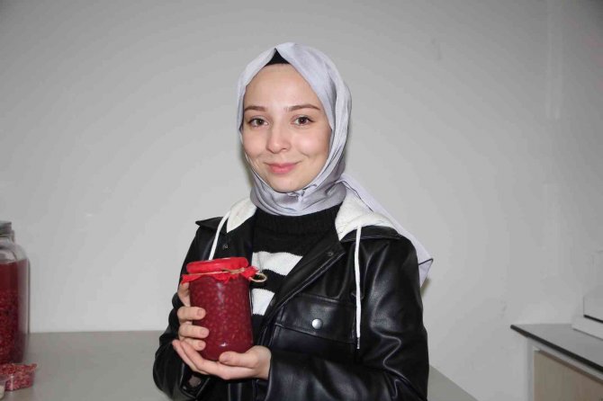 Bilecik’te Narın Reçeli Yapılırken Kalan Posasından Nar Unu Elde Ediliyor