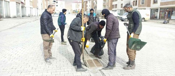 Sıcak Havayı Fırsat Bilen Mahalle Sakinleri Mıntıka Temizliği Yaptı