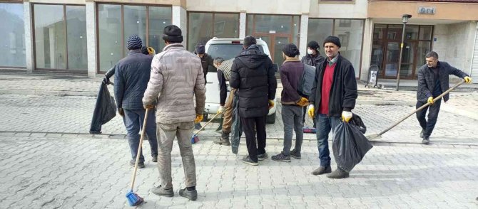 Sıcak Havayı Fırsat Bilen Mahalle Sakinleri Mıntıka Temizliği Yaptı