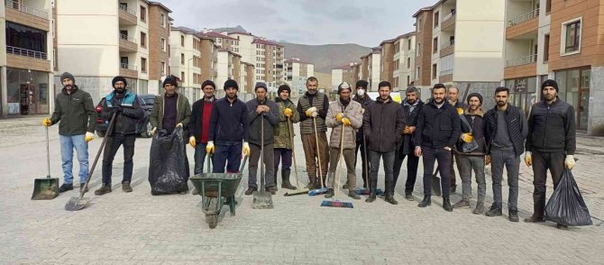 Sıcak Havayı Fırsat Bilen Mahalle Sakinleri Mıntıka Temizliği Yaptı