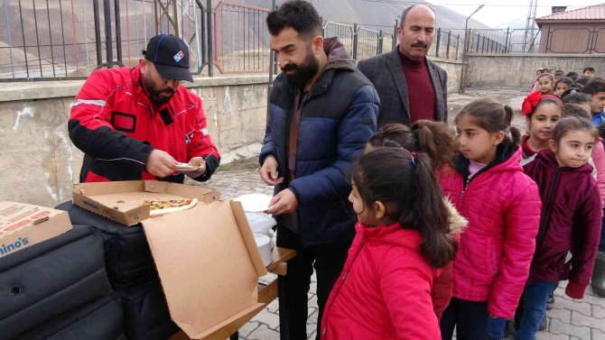 Soğuk Havada Çocuklara Sıcak Pizza İkramı