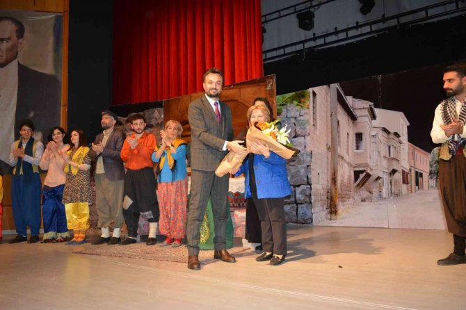 ’Gesi Bağları’ Adlı Tiyatro Oyununa Büyük İ̇lgi