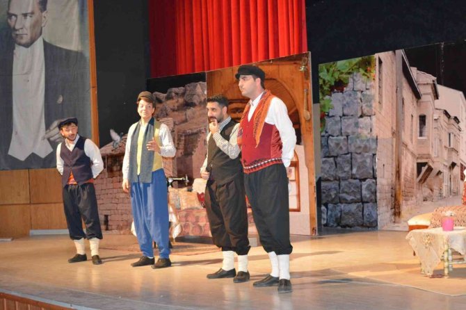 ’Gesi Bağları’ Adlı Tiyatro Oyununa Büyük İ̇lgi