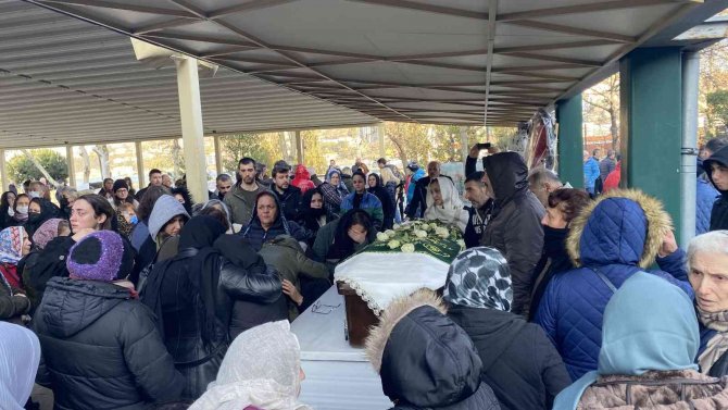 25 Yaşında Lösemiden Ölen Kumsal’a Gözü Yaşlı Veda
