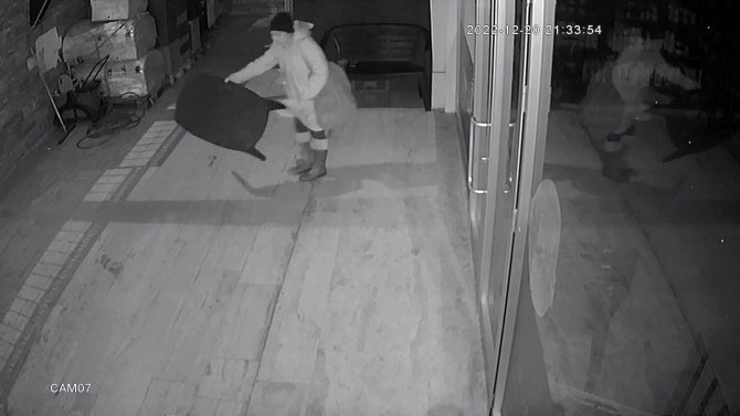 İ̇ş Yerinin Önündeki Sehpayı Çaldı