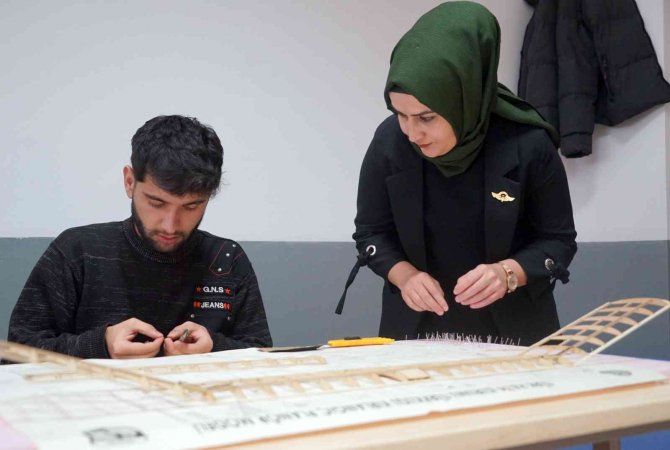Öğrenciler, Bu Kurs Sayesinde Hem Uçak Yapmayı Öğreniyor Hem De El Becerilerini Geliştiriyor