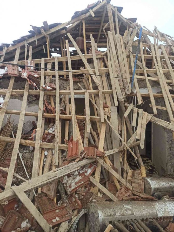 Tüp Patlayan Ev Harabeye Döndü: 1 Ölü, 2 Yaralı