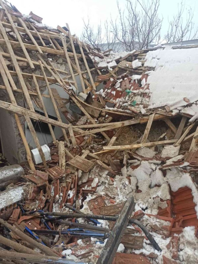 Tüp Patlayan Ev Harabeye Döndü: 1 Ölü, 2 Yaralı