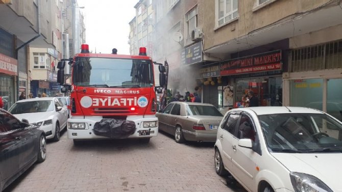 İ̇ş Yeri Deposunda Çıkan Yangın Söndürüldü