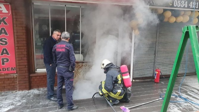 İ̇ş Yeri Deposunda Çıkan Yangın Söndürüldü