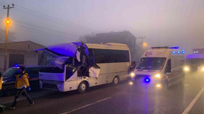 İ̇şçi Servisi Tıra Arkadan Çarptı: 12 İşçi Yaralı