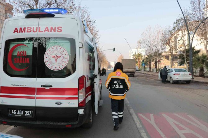 Yayalara Çarpmamak İsterken Ağaca Çarptı: 1 Yaralı