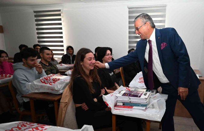 Kursiyerlere Ücretsiz Kitap Dağıtıldı