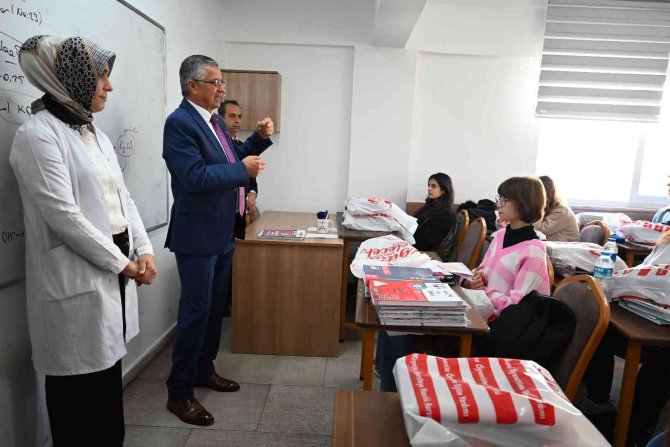 Kursiyerlere Ücretsiz Kitap Dağıtıldı