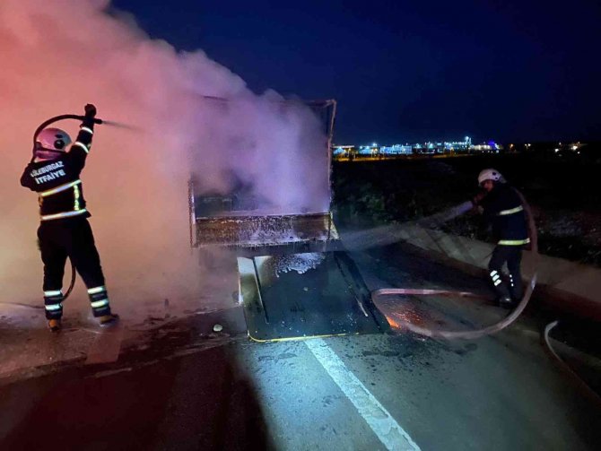 Seyir Halindeki Kamyonet Alev Aldı