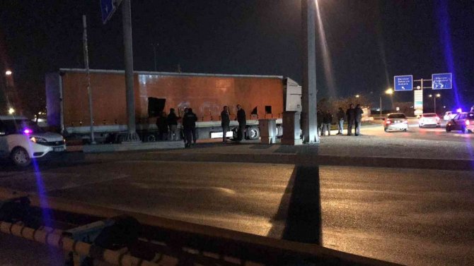 Bir Tır Dolusu Kaçak, Dorsenin Brandalarını Delip Kaçmak Üzereyken Yakalandı