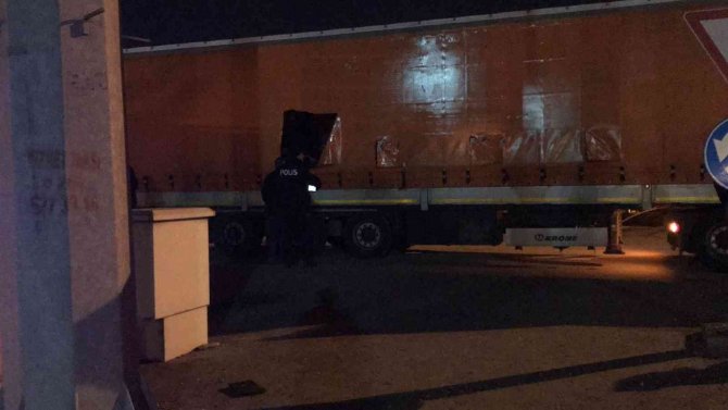 Bir Tır Dolusu Kaçak, Dorsenin Brandalarını Delip Kaçmak Üzereyken Yakalandı