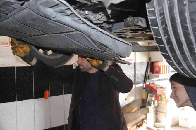 Otomobilin Motor Kısmından Kurtarıldı, Gazetecilerin Aracına Girdi