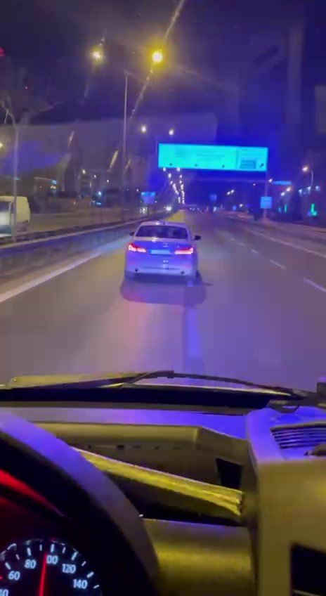 Maltepe’de Hasta Almaya Giden Ambulansın Önünü Keserek Yol Vermeyen Sürücü Kamerada
