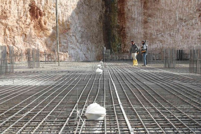 Mardin’de Kapalı Otopark Projesinin İlk Betonu Döküldü