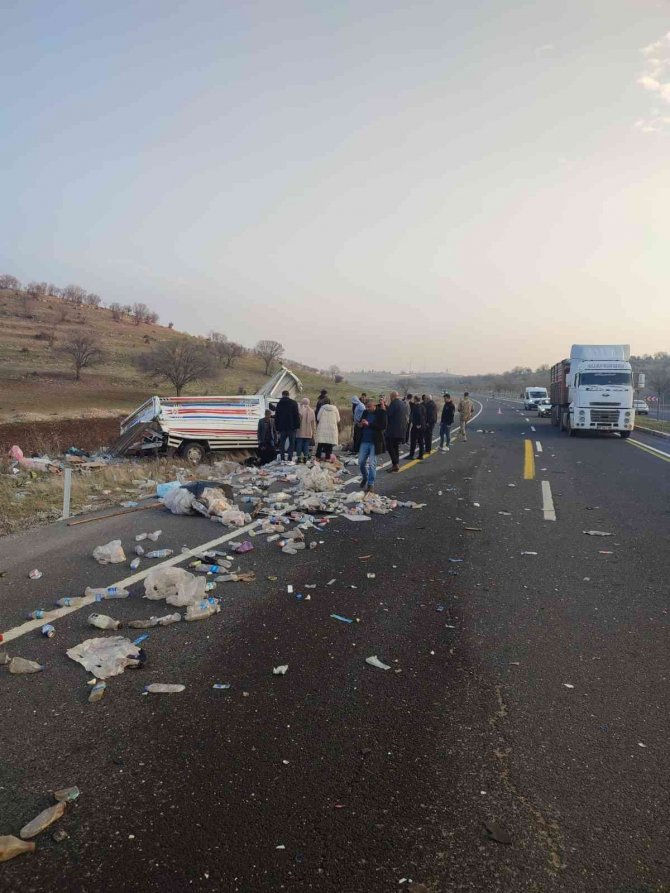 Mardin’de Tır Yol Kenarında Bekleyen Kamyonete Çarptı: 3 Yaralı